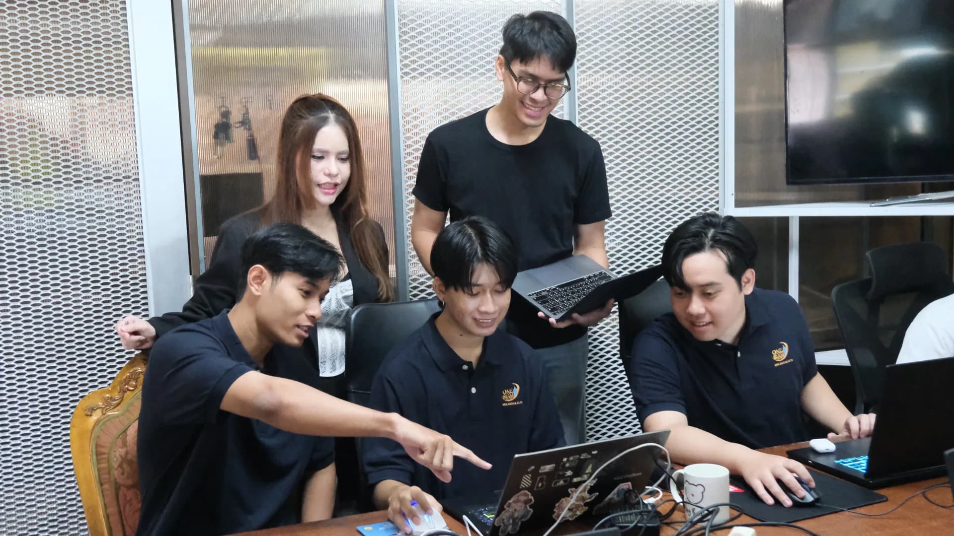 ทีมผู้บริหารร่วมทบทวนรายงานและข้อมูลการดำเนินงาน เพื่อประเมินคุณภาพการเติบโตของธุรกิจให้รอบด้าน ทั้งกำไร กระแสเงินสด ภาระงาน และการกระจุกตัวของลูกค้า ภาพประกอบบทความ “ยอดขายโต แต่ธุรกิจแข็งแรงขึ้นจริงหรือ? ผู้บริหารควรดูอะไรนอกจากรายได้” สื่อถึงการใช้ข้อมูลประกอบการตัดสินใจก่อนขยายธุรกิจ