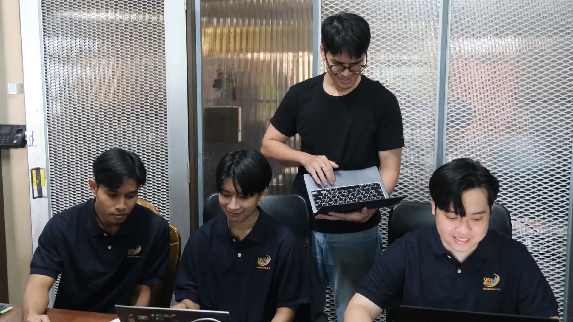 ทีมผู้บริหารร่วมทบทวนรายงานและข้อมูลการดำเนินงาน เพื่อประเมินคุณภาพการเติบโตของธุรกิจให้รอบด้าน ทั้งกำไร กระแสเงินสด ภาระงาน และการกระจุกตัวของลูกค้า ภาพประกอบบทความ “ยอดขายโต แต่ธุรกิจแข็งแรงขึ้นจริงหรือ? ผู้บริหารควรดูอะไรนอกจากรายได้” สื่อถึงการใช้ข้อมูลประกอบการตัดสินใจก่อนขยายธุรกิจ