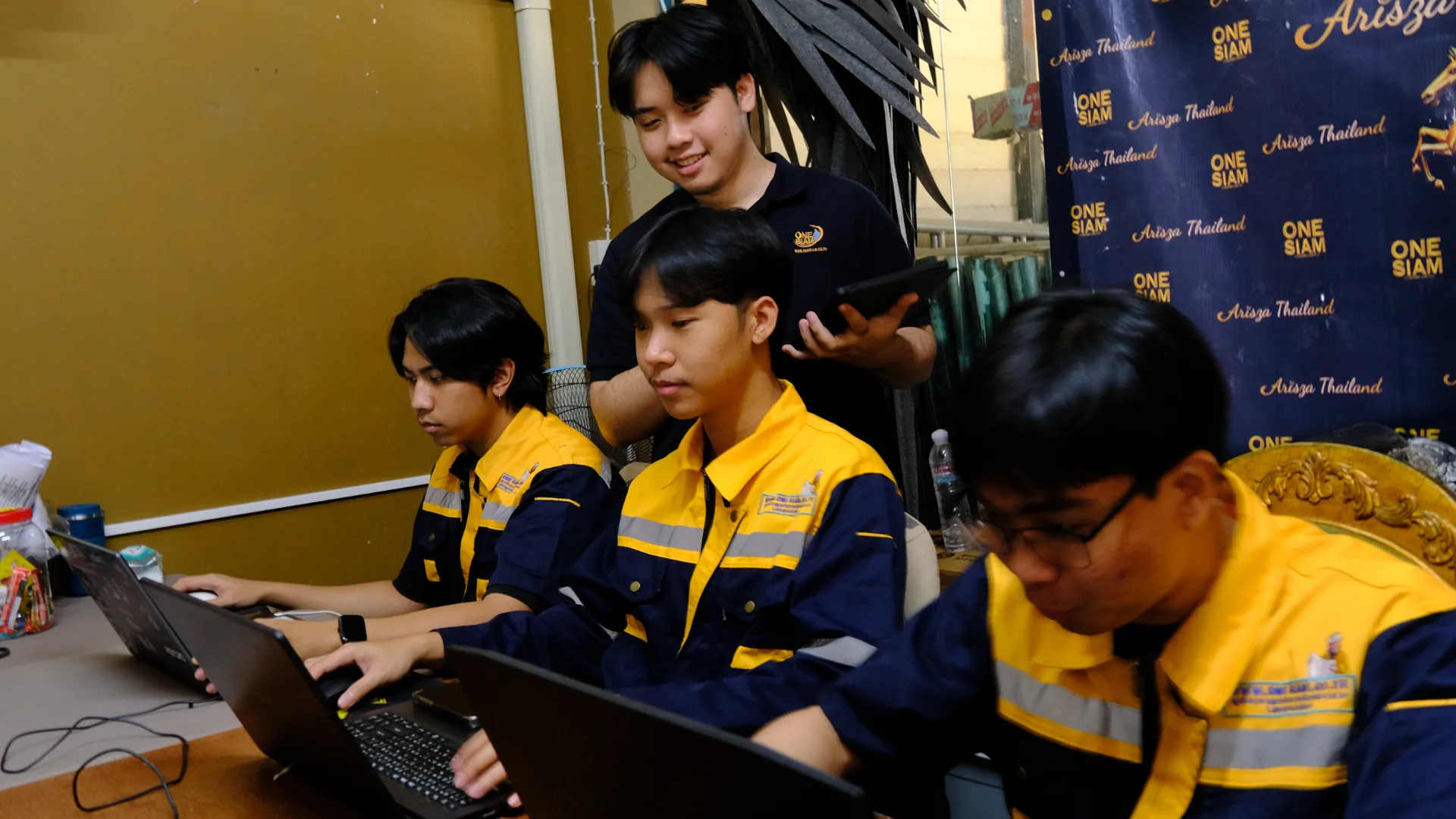 ทีมงานกำลังทำงานและประสานงานร่วมกัน สะท้อนภาพการขับเคลื่อนองค์กรด้วยระบบบริหารจัดการ