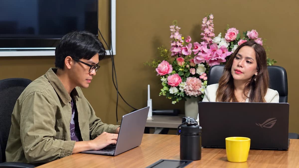 ผู้จัดการและสมาชิกทีมทำงานร่วมกันในห้องประชุม